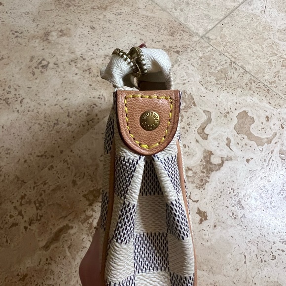 Louis Vuitton
Eva Damier Azur Clutch
10"L x 2"W x 5"H - Picture 3 of 5